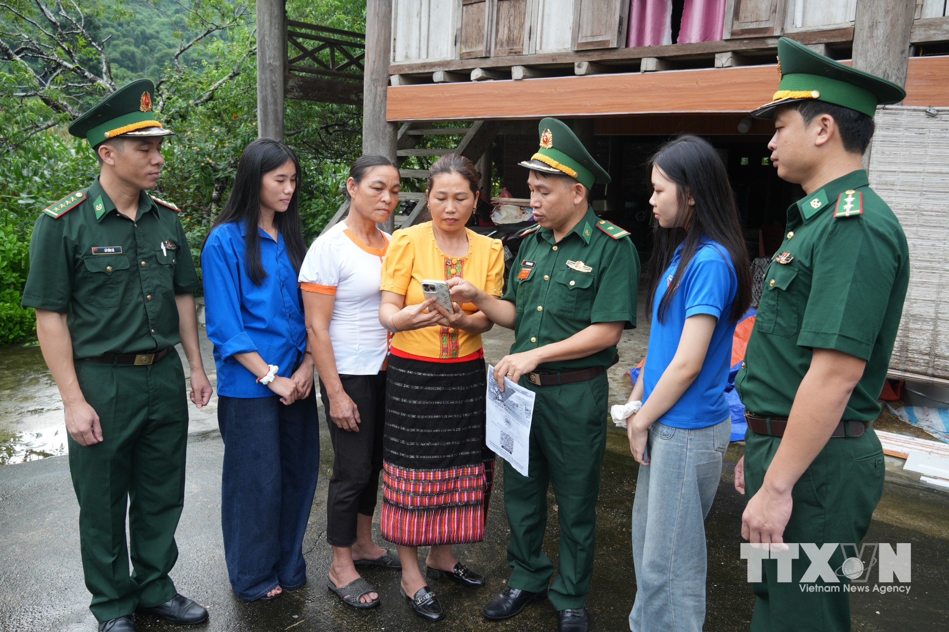 Việc triển khai hòm thư QR đã tạo thêm kênh để các Đồn biên phòng ở Nghệ An tiếp nhận thông tin từ nhân dân. (Ảnh: Bích Huệ/TTXVN)